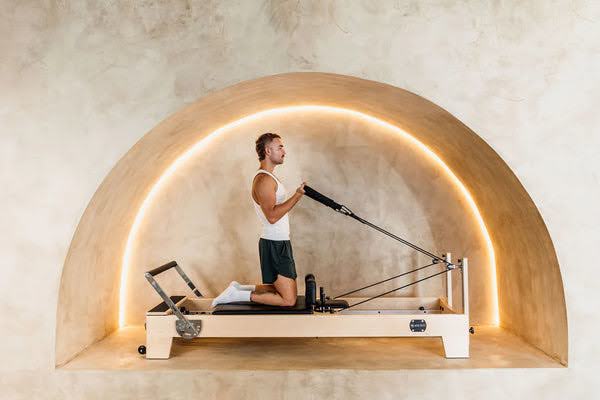 Pourquoi le Pilates Reformer séduit autant les studios premium